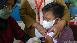 Vaksinasi COVID-19 dilakukan untum para siswa di SDN Larangan 10 Kota Tangerang. Begini ekspresi mereka saat disuntik vaksin.