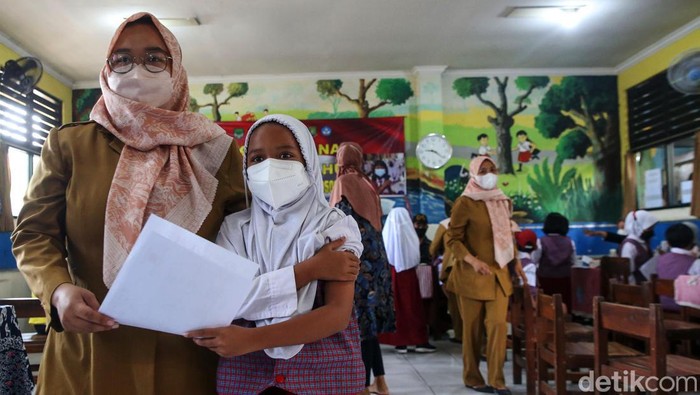 Vaksinasi COVID-19 dilakukan untum para siswa di SDN Larangan 10 Kota Tangerang. Begini ekspresi mereka saat disuntik vaksin.