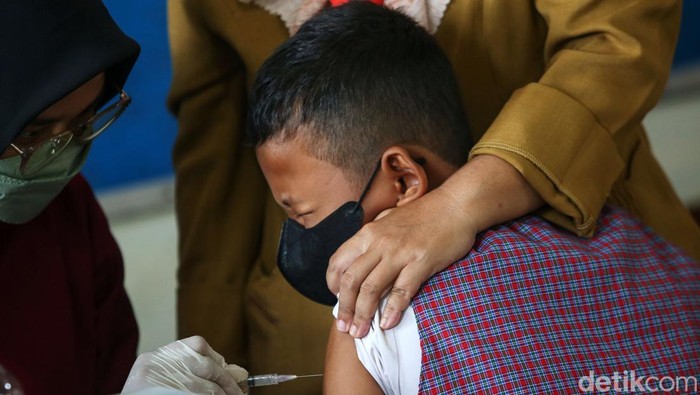 Ekspresi Siswa SD saat Disuntik Vaksin COVID-19 Vaksinasi COVID-19 dilakukan untum para siswa di SDN Larangan 10 Kota Tangerang. Begini ekspresi mereka saat disuntik vaksin.