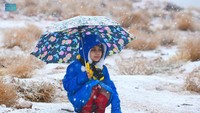 Meski begitu pemandangan Jabal Al Lawz yang cantik menarik antusias warga. Bahkan ada yang berfoto-foto dan membagikannya ke media sosial. (Saudi Press Agency)