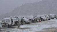 Penurunan suhu yang besar di malam tahun baru disusul oleh turunnya salju turun pada dini hari di Tabuk, Arab Saudi. (Saudi Press Agency)