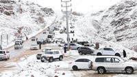Diperkirakan, salju akan terus turun hingga hari Minggu. Sementara, menurut Pusat Meteorologi Nasional (NCM), badai petir akan melanda beberapa wilayah pada hari Jumat hingga Senin. (Saudi Press Agency)