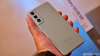 Materialnya polikarbonat dengan finishing matte membuatnya nyaman di tangan. Foto: Adi Fida Rahman/detikINET
