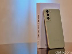 Unboxing Samsung Galaxy S21 FE, Menggoda di Berbagai Sisi