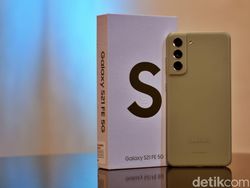 Unboxing Samsung Galaxy S21 FE, Menggoda di Berbagai Sisi