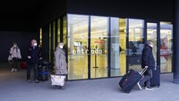 Kondisi itu membuat kapal pesiar ini mengakhiri perjalanan mereka di Portugal. Para penumpang pun meninggalkan kapal pesiar AIDAnova usai berlabuh di Lisbon pada Senin (3/1/2022) waktu setempat. 