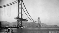 Jembatan Golden Gate saat dalam proses pembangunan, Januari 1937, atau 4 tahun dari peletakan batu pertama. Jembatan gantung itu menghubungkan kota San Franscicso dan Marin County California. Panjang jembatan mencapai 1,6 km dengan lebar 27,4 meter dan titik tertinggi 227 meter. (Photo by Hulton Archive/Getty Images)