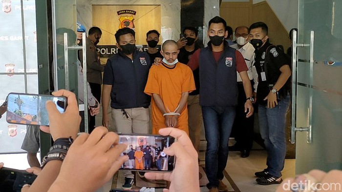 Aksi nekat Hendi membunuh sang istri, Risnawati (41), membuatnya kini berurusan dengan polisi. Usai mengakui perbuatannya, ia kini ditahan di Mapolres Garut.