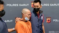 Dalam kegiatan tersebut, Hendi dihadirkan polisi. Tatapan mata yang kosong dan tangan diborgol mengiringinya saat ditampilkan di hadapan wartawan.