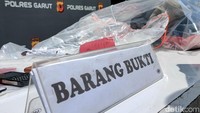 Tak hanya menghadirkan Hendi, polisi juga turut menunjukkan sejumlah barang bukti terkait kasus pembunuhan tersebut.