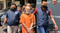 Hendi tampak mengenakan baju tahanan saat dihadirkan pihak kepolisian terkait kasus pembunuhan yang menewaskan istrinya, Risnawati, Selasa (4/1/2022).