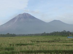 Pendakian Semeru Masih Ditutup Jelang Agustusan karena Berstatus Siaga