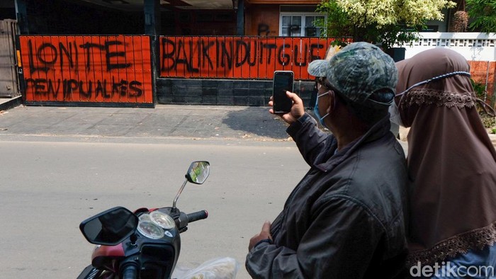 Ini Rumah Tersangka Investasi Bodong Alkes yang Jadi Target Vandalisme Rumah milik tersangka kasus investasi bodong alat kesehatan (alkes) di kawasan Tangerang Selatan jadi sasaran vandalisme. Berikut penampakannya.