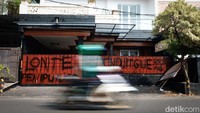  Sementara itu, tak hanya pagar rumah yang menjadi sasaran vandalisme, bagian dalam rumah seperti jendela hingga lantai pun turut dipenuhi coretan.