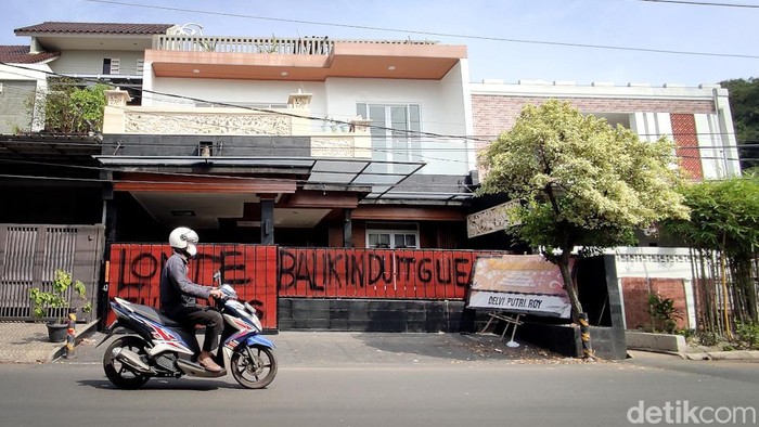 Rumah milik tersangka kasus investasi bodong alat kesehatan (alkes) di kawasan Tangerang Selatan jadi sasaran vandalisme. Berikut penampakannya.