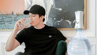 Irwansyah sosok aktor yang tubuhnya bugar. Ini karena ia selalu rutin mengonsumsi air mineral 2 liter per harinya. Foto: Instagram @irwansyah_15