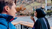 Momennya bersama sang istri saat menikmati kopi juga pernah dibagikan. Saat itu keduanya sedang berlibur ke luar negeri. Foto: Instagram @irwansyah_15