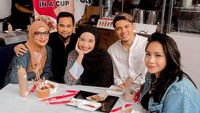 Bersama istri, pasangan Shireen dan Wisnu, serta Nagita Slavina, Irwansyah tampak santai saat menikmati rice bowl, es, dan lainnya. Foto: Instagram @irwansyah_15