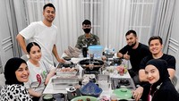 Bersama para sahabatnya, Irwansyah terlihat makan malam bersama. Menunya hot pot dengan beragam pilihan daging. Foto: Instagram @irwansyah_15