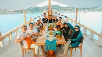 Irwansyah dan keluarga besarnya pergi liburan bersama ke suatu tempat. Mereka menikmati makanan dan minuman enak di atas kapal. Foto: Instagram @irwansyah_15