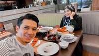 Bersama sang istri, Irwansyah tampak bahagia saat makan berdua di sebuah restoran. Foto: Instagram @irwansyah_15