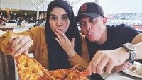 Momennya saat menyantap lobster berukuran jumbo juga ia abadikan. Saat itu Irwansyah menikmatinya bersama Zaskia Sungkar. Foto: Instagram @irwansyah_15
