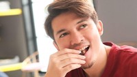 Irwansyah, aktor tampan yang juga suami dari Zaskia Sungkar ini sedang menjadi sorotan karena mengalami penipuan. Foto: Instagram @irwansyah_15