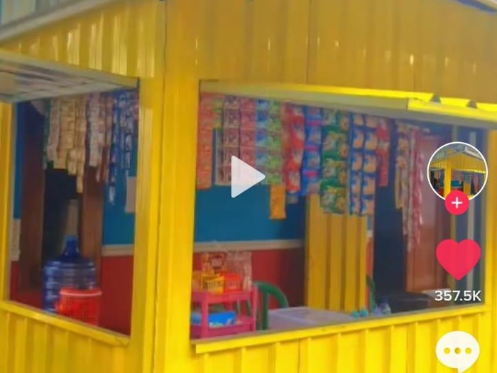 Iseng Jual Jajanan di Depan Rumah, Ayah Wanita Ini Justru Buatkan Warung Keren