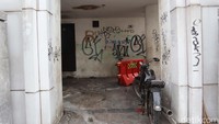 Tak hanya itu, ruangan yang ada didalam JPO ini penuh dengan coretan. Vandalisme di tembok JPO ini dilakukan oleh orang-orang tidak bertanggungjawab.