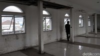 Tak hanya itu, sebelum dibersihkan oleh petugas Dinas Pekerjaan Umum (DPU) Kota Bandung, ruangan yang ada di dalam JPO ini dipenuhi dengan sampah. Lorong pintu masuk menuju JPO ini, kerap dijadikan sebagai tempat orang yang membuang air kecil. Bau pesing pun tercium di lorong tersebut.