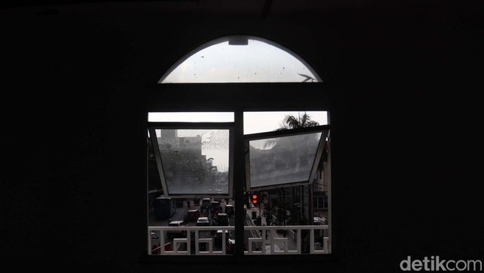 Jadi Tempat Mabuk, JPO Asia Afrika Bandung Ditutup

Dinas Perhubungan (Dishub) Kota Bandung menutup akses ke JPO Asia Afrika. JPO ini ditutup sementara karena kerap digunakan sebagai tempat mabuk-mabukan.