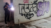 Pintu besi dipasang di pintu masuk menuju JPO ini.