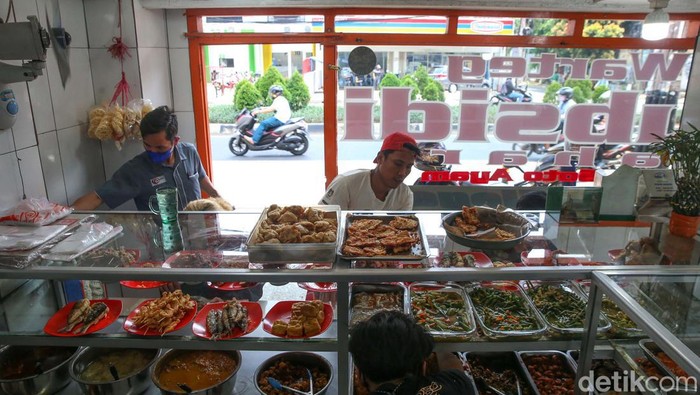 Jakarta PPKM Level 2, Makan di Warteg Kembali Dibatasi Status Jakarta naik menjadi PPKM level 2 hingga 17 Januari 2022. Aturan pembatasan makan di Warteg pun kembali dilakukan.