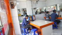 Warteg diizinkan buka dengan protokol kesehatan yang ketat.
