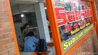 Jam buka warteg juga dibatasi hingga pukul 21.00 waktu setempat.