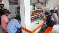 Maksimal pengunjung yang makan di tempat adalah 50% dari kapasitas.