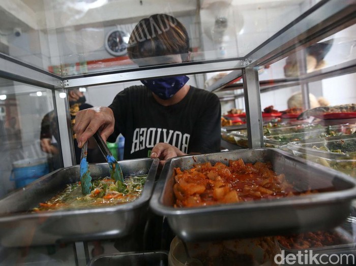 Status Jakarta naik menjadi PPKM level 2 hingga 17 Januari 2022. Aturan pembatasan makan di Warteg pun kembali dilakukan.