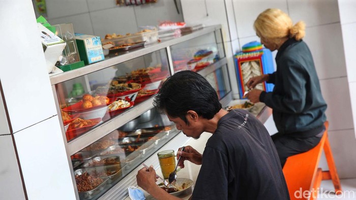 Status Jakarta naik menjadi PPKM level 2 hingga 17 Januari 2022. Aturan pembatasan makan di Warteg pun kembali dilakukan.