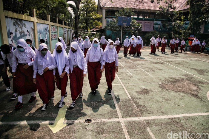 Pembelajaran tatap muka (PTM) 100 persen telah digelar di Jakarta sejak Senin (3/1/2021). PTM pun masih berjalan meski Jakarta kini menerapkan PPKM level 2.