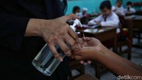 Kegiatan itu digelar dengan menerapkan protokol kesehatan yang ketat, mulai dari mewajibkan siswa dan guru mengenakan masker hingga mewajibkan para siswa untuk mencuci tangan maupun menggunakan hand sanitizer saat akan beraktivitas di dalam kelas.