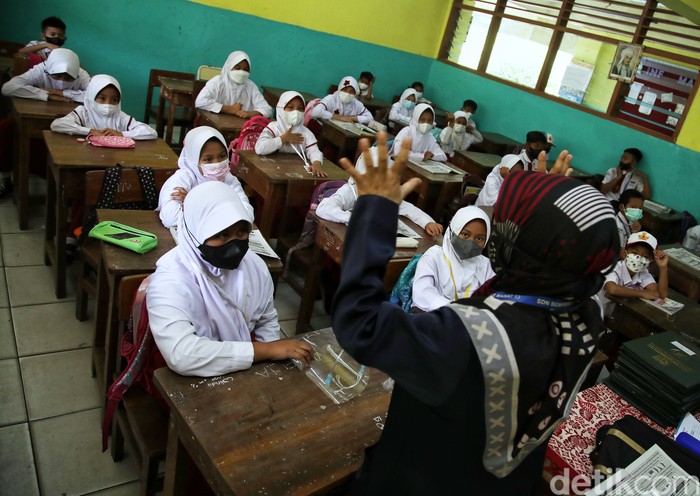 Pembelajaran tatap muka (PTM) 100 persen telah digelar di Jakarta sejak Senin (3/1/2021). PTM pun masih berjalan meski Jakarta kini menerapkan PPKM level 2.