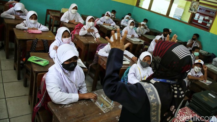 Pembelajaran tatap muka (PTM) 100 persen telah digelar di Jakarta sejak Senin (3/1/2021). PTM pun masih berjalan meski Jakarta kini menerapkan PPKM level 2.