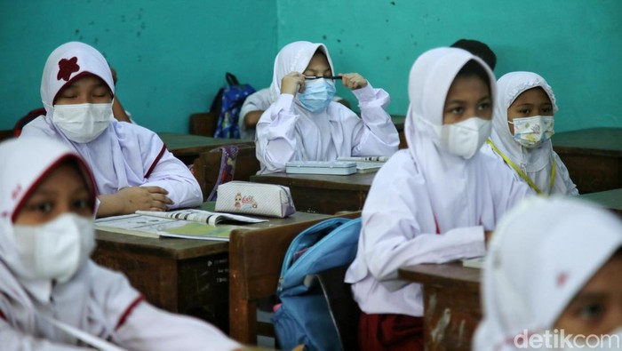 Pembelajaran tatap muka (PTM) 100 persen telah digelar di Jakarta sejak Senin (3/1/2021). PTM pun masih berjalan meski Jakarta kini menerapkan PPKM level 2.