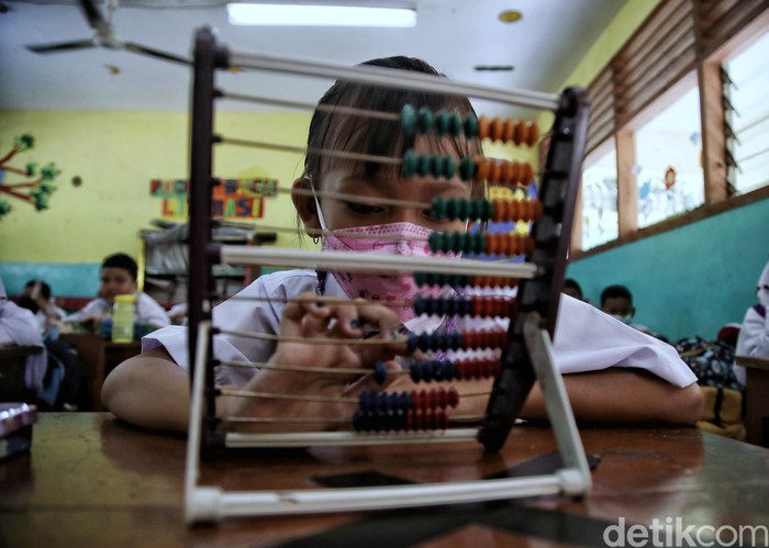 Pembelajaran tatap muka (PTM) 100 persen telah digelar di Jakarta sejak Senin (3/1/2021). PTM pun masih berjalan meski Jakarta kini menerapkan PPKM level 2.