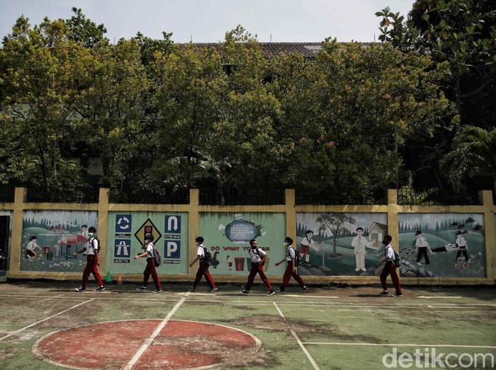 Pembelajaran tatap muka (PTM) 100 persen telah digelar di Jakarta sejak Senin (3/1/2021). PTM pun masih berjalan meski Jakarta kini menerapkan PPKM level 2.