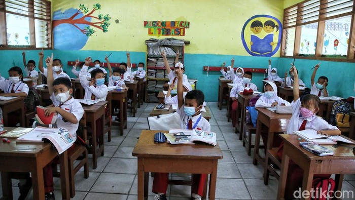 Jakarta PPKM Level 2, PTM 100 Persen Tetap Digelar di Ibu Kota Pembelajaran tatap muka (PTM) 100 persen telah digelar di Jakarta sejak Senin (3/1/2021). PTM pun masih berjalan meski Jakarta kini menerapkan PPKM level 2.