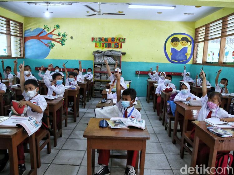 Ramai Seruan PTM 100% Dievaluasi Saat Omicron Melonjak di RI