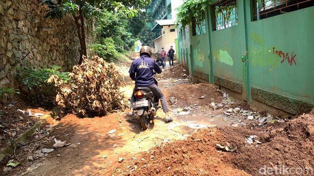 Jalan rusak di Senen, Jakarta Pusat (Rakha Arlyanto Darmawan/detikcom)