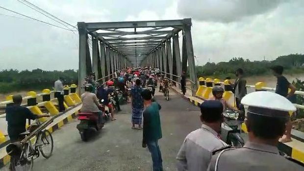 Jembatan Soko-Glendeng yang telah setahun lamanya ditutup karena alami kerusakan pada tiang penyangga dan telah dilakukan perbaikan oleh pihak pemkab Tuban kini sudah dibuka kembali.