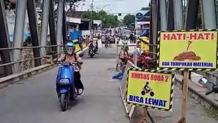 Jembatan Soko-Glendeng yang telah setahun lamanya ditutup karena alami kerusakan pada tiang penyangga dan telah dilakukan perbaikan oleh pihak pemkab Tuban kini sudah dibuka kembali.
